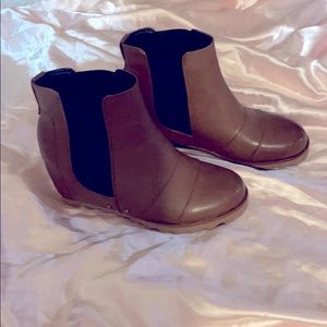 Slightly wedged, brown & black boots! BRAND NEW!